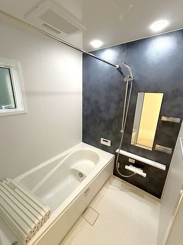 【バス】☆浴室☆1坪タイプのユニットバス♪足を伸ばしてゆったりとご入浴頂けます♪一日の疲れを癒す空間です♪