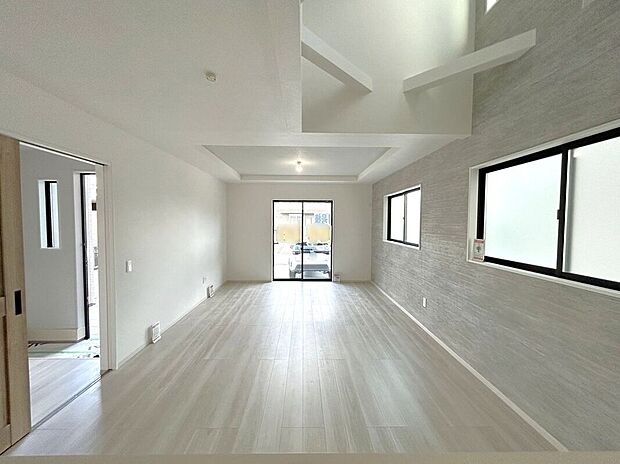 【リビング】☆リビング☆上部吹抜けや折上天井で明るく開放感溢れるリビング♪クロスもお洒落でインテリアを選ぶのが楽しくなります♪