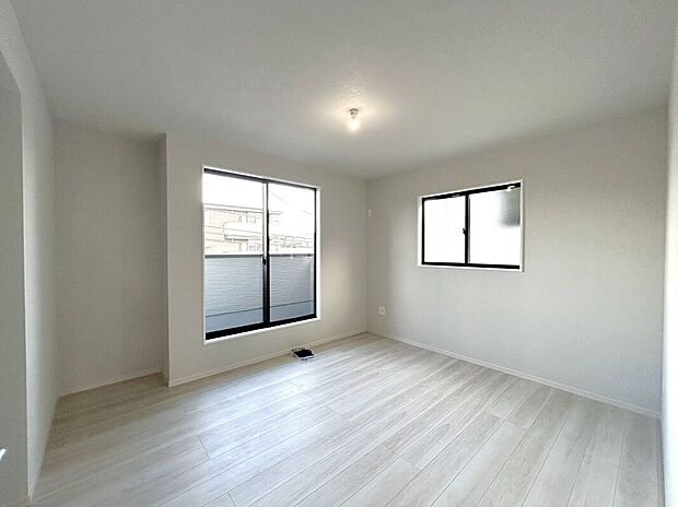 【寝室】☆9.7帖洋室☆バルコニーに面した広々としたお部屋♪主寝室におすすめです♪