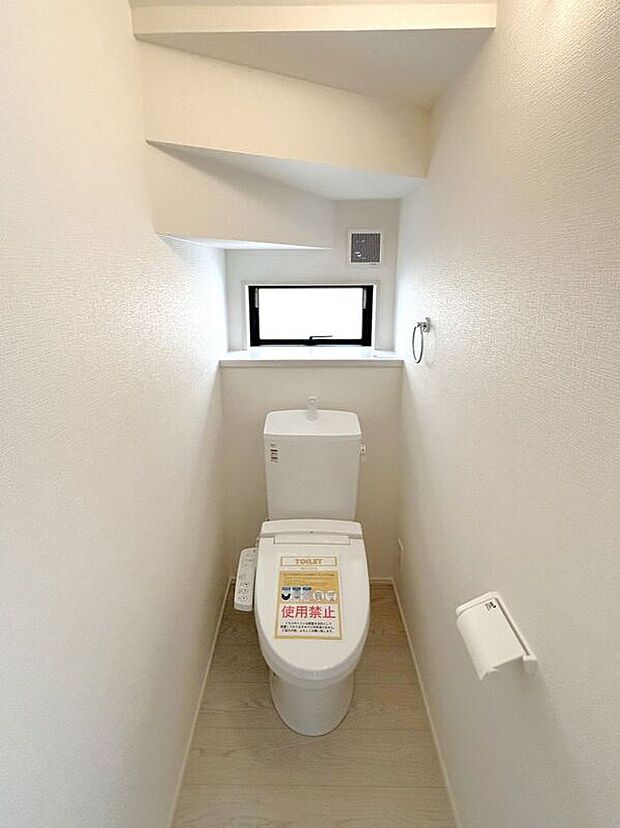【トイレ】☆トイレ☆忙しい朝も安心の各階設置♪冬場特に重宝する温水便座機能付き♪小窓が付いているので換気もしっかり行えます♪