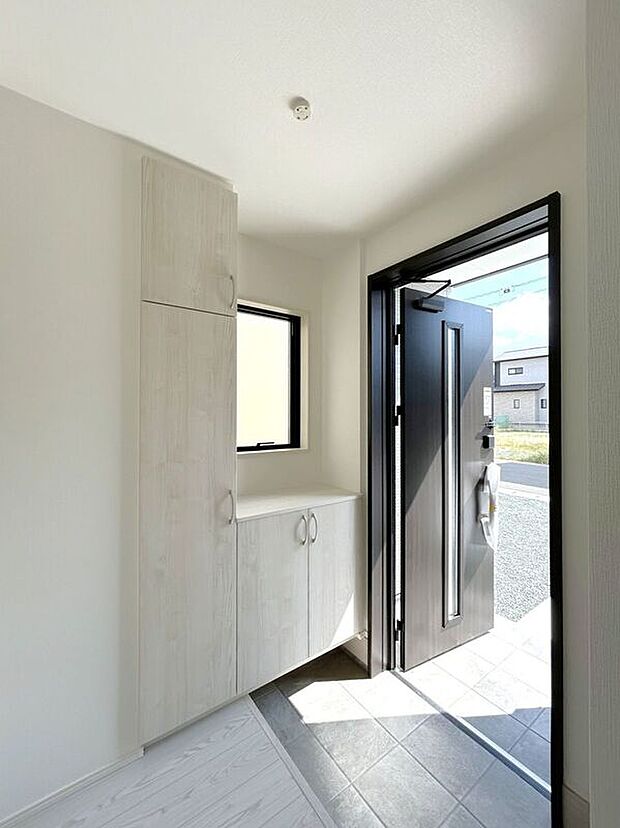 【玄関】☆シューズボックス☆飾り棚の付いたシューズボックス♪フォトフレームやお花を飾ってお洒落な玄関スペースに♪