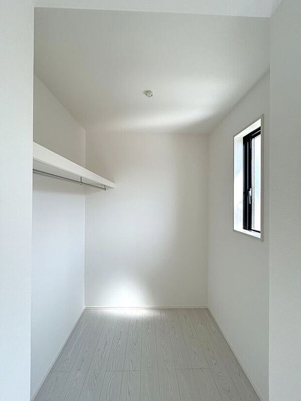 【収納】☆WIC(洋室C)☆小窓とパイプハンガー付きが嬉しいWIC♪大きな荷物もスッキリ片付きます♪