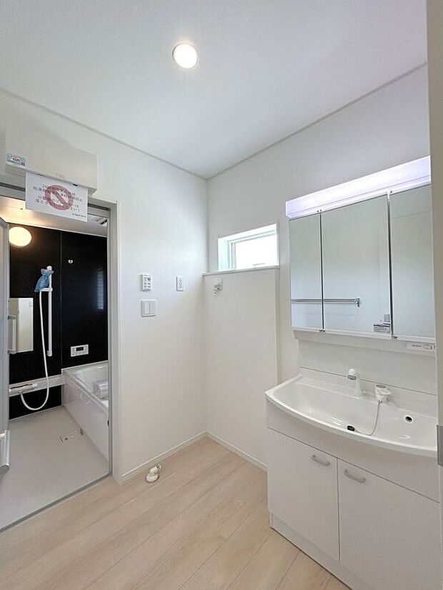 【洗面】☆洗面脱衣室☆ゆとりのある広さの洗面脱衣室♪洗面台は使い勝手の良い三面鏡仕様♪鏡裏にも収納スペースしっかり完備♪