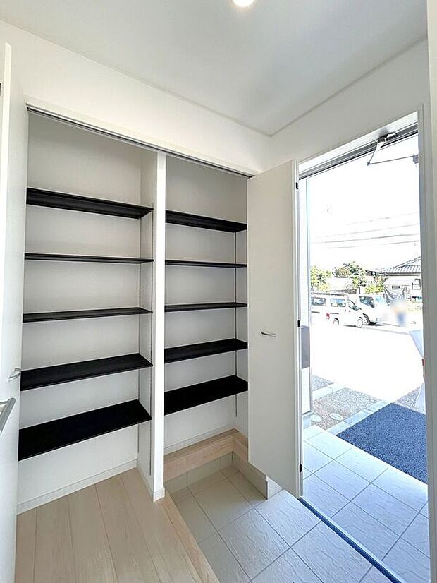 【玄関】☆シューズボックス☆高さ調節のできる便利な可動棚付き♪散らかりがちな玄関もスッキリ片付きます♪