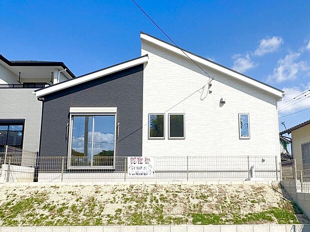 【外観】☆2号棟・外観☆ホワイト×チャコール♪