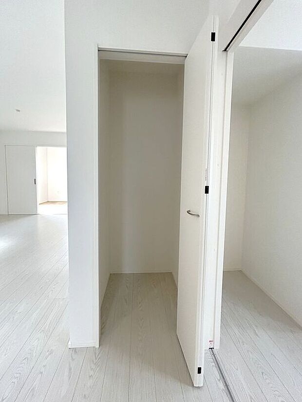 【収納】☆パントリー☆出番の少ないキッチン家電や、お酒やお米、食料の備蓄などもたっぷり収納♪散らかりがちなキッチンをすっきりさせてくれる嬉しい収納スペースです！