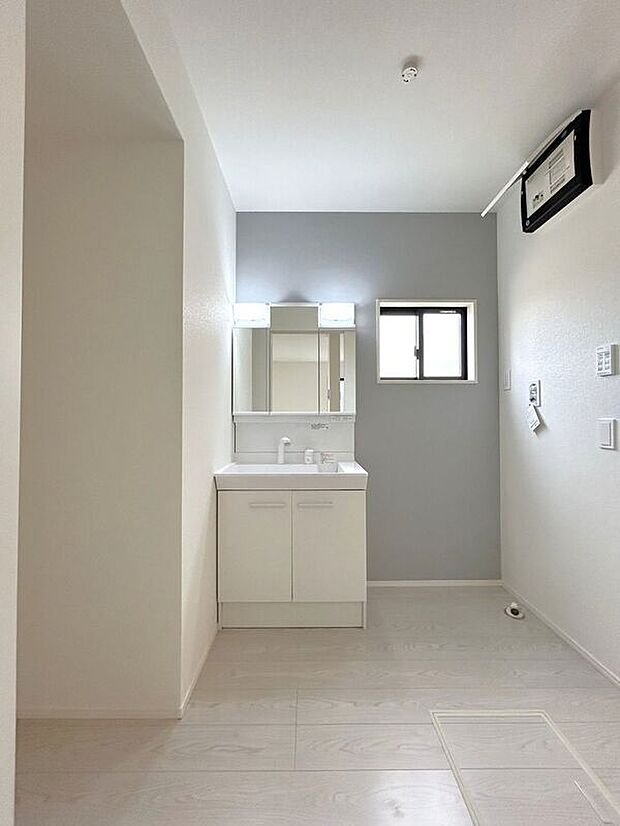 【洗面】☆洗面脱衣室☆ゆとりのある広さの洗面脱衣室♪洗面台は使い勝手の良い三面鏡仕様♪鏡裏にも収納スペースしっかり完備♪