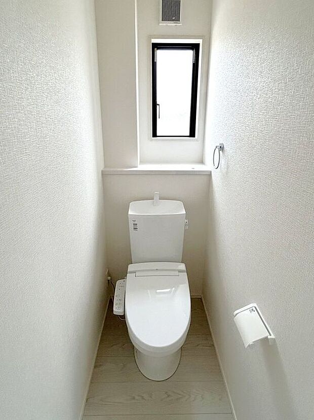 【トイレ】☆トイレ☆忙しい朝も安心の各階設置♪冬場特に重宝する温水便座機能付き♪小窓が付いているので換気もしっかり行えます♪