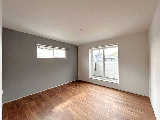 【寝室】☆8帖洋室☆アクセントクロスがお洒落♪バルコニーに面して明るいので主寝室におすすめです♪