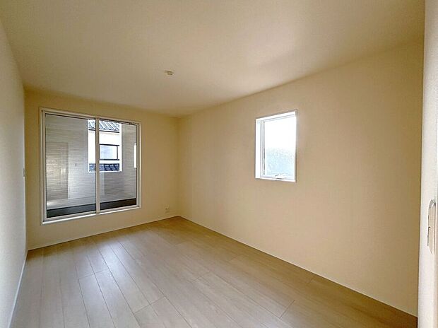 【寝室】☆6.75帖洋室☆バルコニーに面した明るいお部屋♪主寝室におすすめです♪