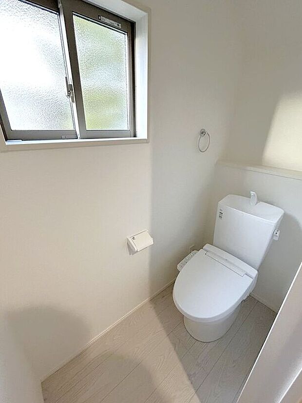 【トイレ】☆トイレ☆忙しい朝も安心の各階設置♪冬場特に重宝する温水便座機能付き♪小窓が付いているので換気もしっかり行えます♪