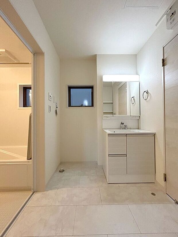 【洗面】☆洗面脱衣室☆ゆとりのある広さの洗面脱衣室♪洗面台は使い勝手の良い三面鏡仕様♪鏡裏にも収納スペースしっかり完備♪