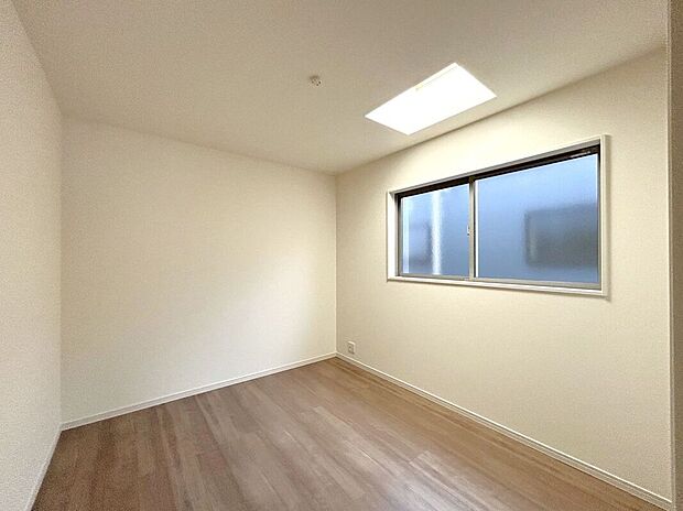 【室内】☆5.51帖洋室☆ベッドや学習机を置いてお子様部屋におすすめです♪