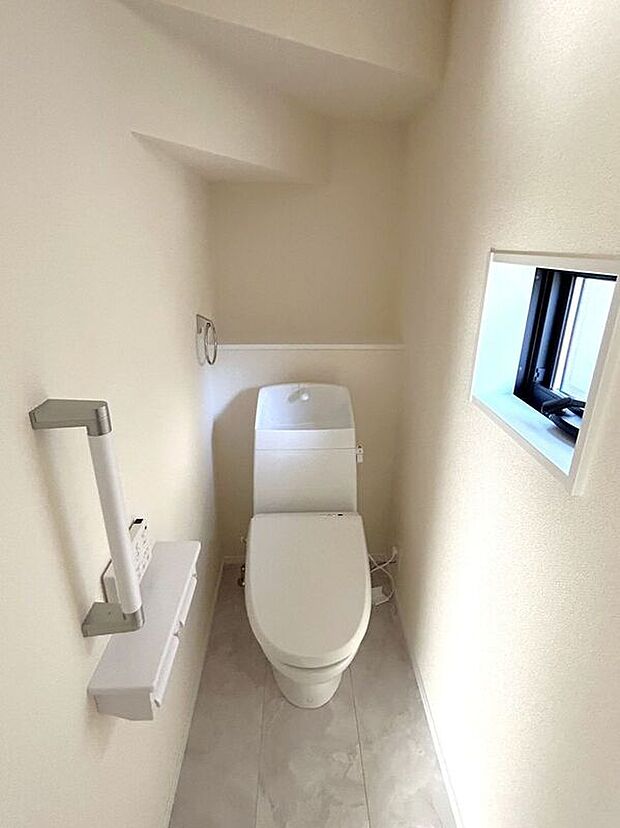 【トイレ】☆トイレ☆忙しい朝も安心の各階設置♪冬場特に重宝する温水便座機能付き♪小窓が付いているので換気もしっかり行えます♪
