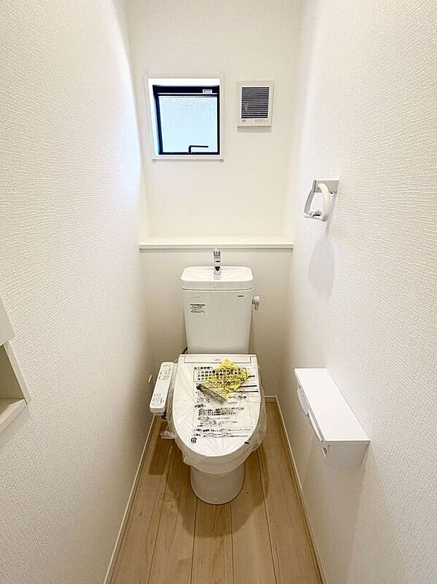 【トイレ】☆トイレ☆冬場特に重宝する温水便座機能付き♪小窓が付いているので換気もしっかり行えます♪