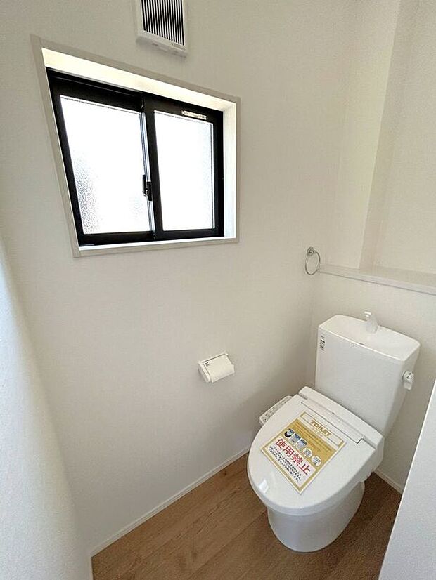 【トイレ】☆トイレ☆忙しい朝も安心の各階設置♪冬場特に重宝する温水便座機能付き♪小窓が付いているので換気もしっかり行えます♪