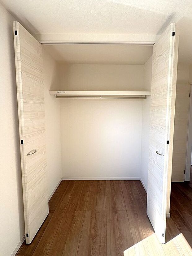 【収納】☆クローゼット(6.5帖洋室)☆容量大きめなので、お部屋がすっきり片付きます♪