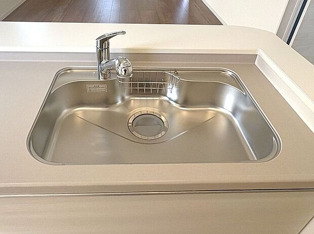 【その他設備】☆シンク☆広々としたスペースを確保♪洗剤ポケットが付いているので洗剤や石鹸、スポンジもすっきり収納できます♪