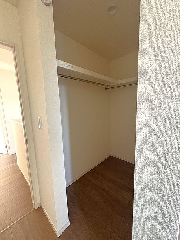 【収納】☆WIC(7.5帖洋室)☆たっぷり収納いただけるので、毎日のコーディネートが楽しくなります♪