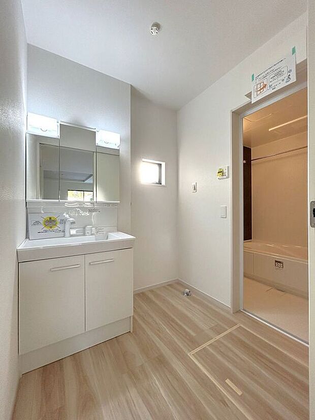 【洗面】☆洗面脱衣室☆ゆとりのある広さの洗面脱衣室♪洗面台は使い勝手の良い三面鏡仕様♪鏡裏にも収納スペースしっかり完備♪