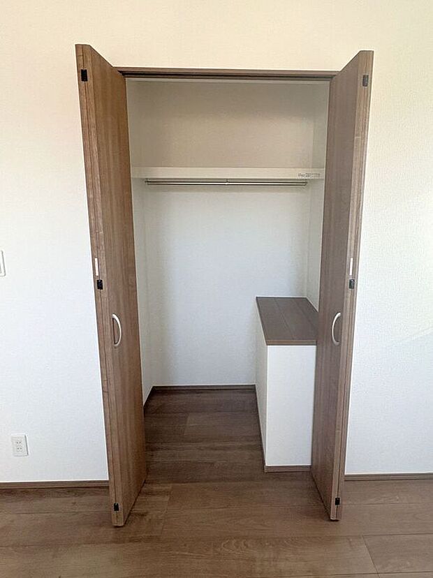 【収納】☆クローゼット(北西側5.25帖洋室)☆棚がついているのでスペースを無駄にすることなくたっぷり収納いただけます♪