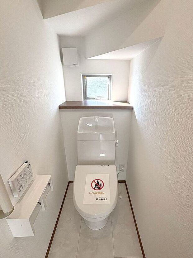 【トイレ】☆トイレ☆忙しい朝も安心の各階設置♪冬場特に重宝する温水便座機能付き♪小窓が付いているので換気もしっかり行えます♪