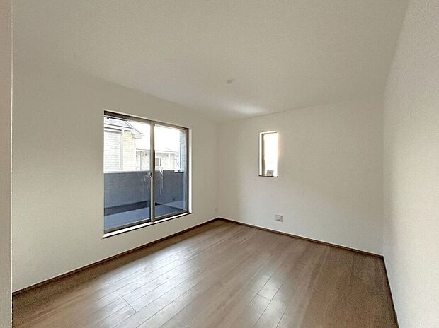 【寝室】☆7.5帖洋室☆バルコニーに面した明るいお部屋♪主寝室におすすめです♪