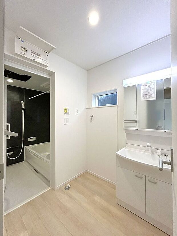 【洗面】☆洗面脱衣室☆ゆとりのある広さの洗面脱衣室♪洗面台は使い勝手の良い三面鏡仕様♪鏡裏にも収納スペースしっかり完備♪