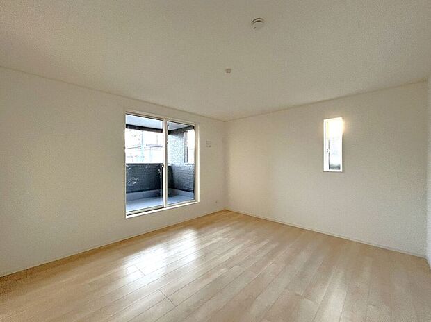 【寝室】☆9.5帖洋室☆バルコニーに面した明るいお部屋♪9.5帖で広々としているので主寝室におすすめです♪