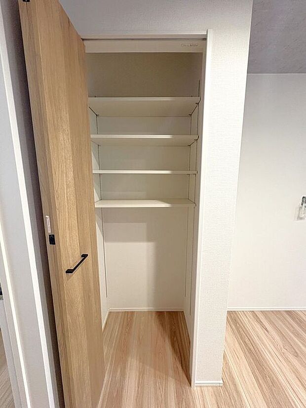 【収納】☆パントリー☆出番の少ないキッチン家電や、お酒やお米、食料の備蓄などもたっぷり収納♪散らかりがちなキッチンをすっきりさせてくれる嬉しい収納スペースです！