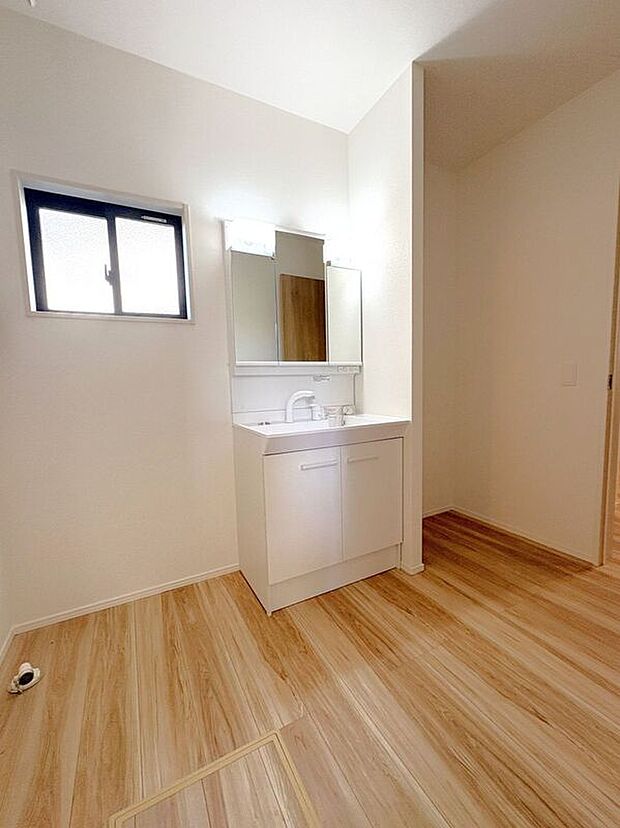 【洗面】☆洗面脱衣室☆ゆとりのある広さの洗面脱衣室♪洗面台は使い勝手の良い三面鏡仕様♪鏡裏にも収納スペースしっかり完備♪