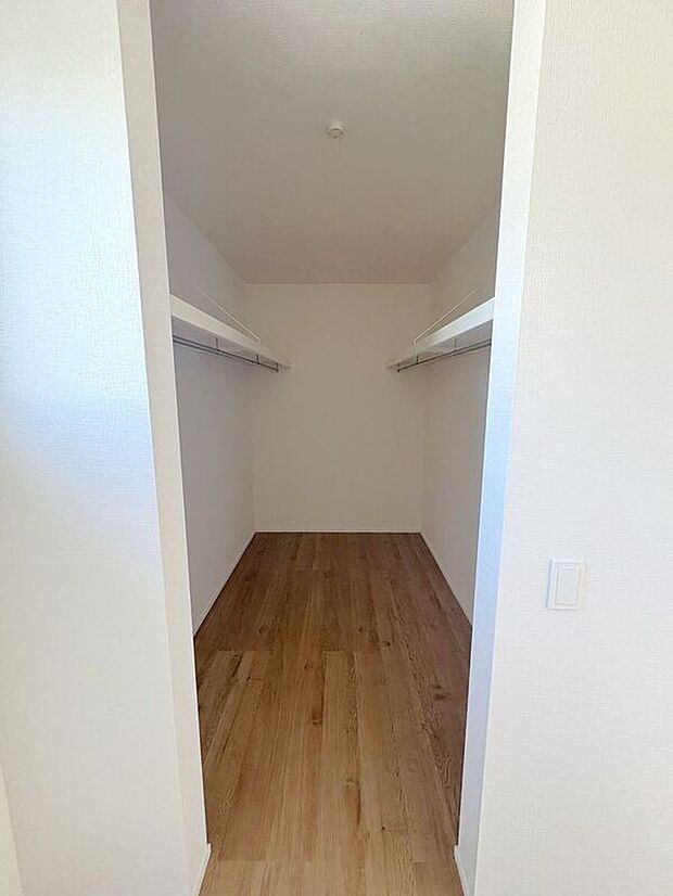 【収納】☆WIC(洋室A)☆パイプハンガー付きが嬉しいWIC♪大きな荷物もスッキリ片付きます♪