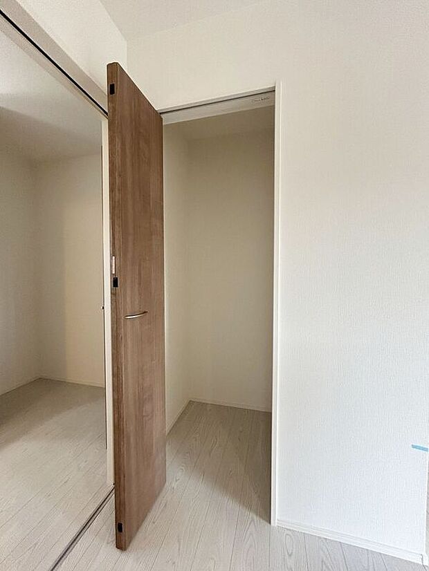 【収納】☆パントリー☆出番の少ないキッチン家電や、お酒やお米、食料の備蓄などもたっぷり収納♪散らかりがちなキッチンをすっきりさせてくれる嬉しい収納スペースです！