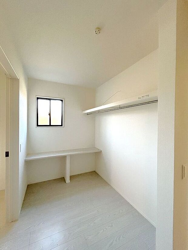 【収納】☆ファミリークローク☆ご家族分の衣類やバッグ、小物等をまとめて収納できるファミリークローク完備しています♪