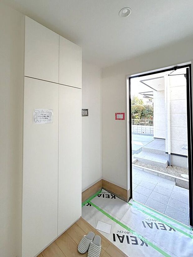 【玄関】☆シューズボックス☆高さ調節のできる便利な可動棚付き♪散らかりがちな玄関もスッキリ片付きます♪