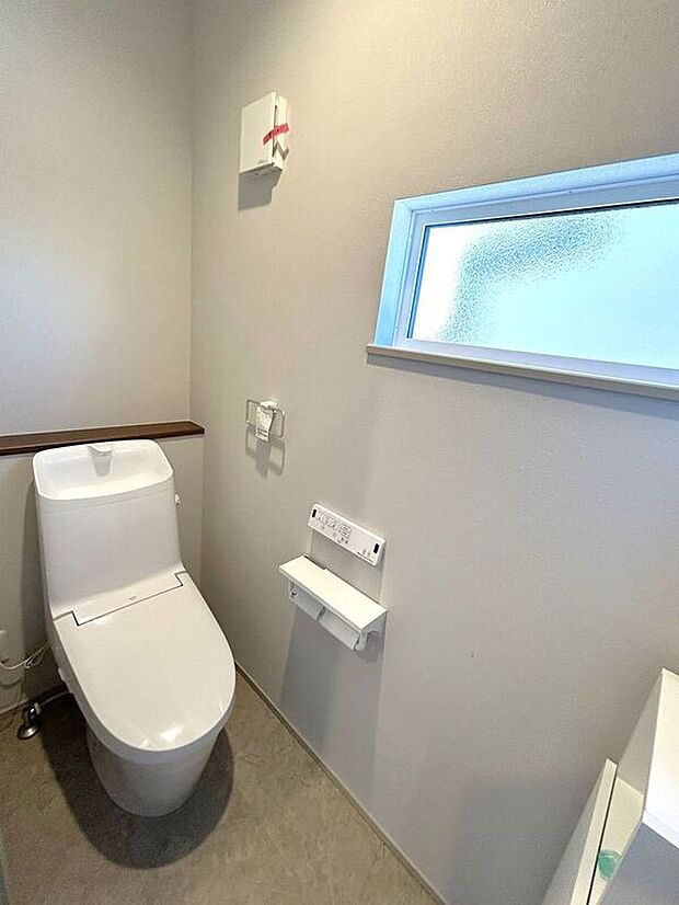 【トイレ】☆トイレ☆忙しい朝も安心の各階設置♪冬場特に重宝する温水便座機能付き♪小窓が付いているので換気もしっかり行えます♪