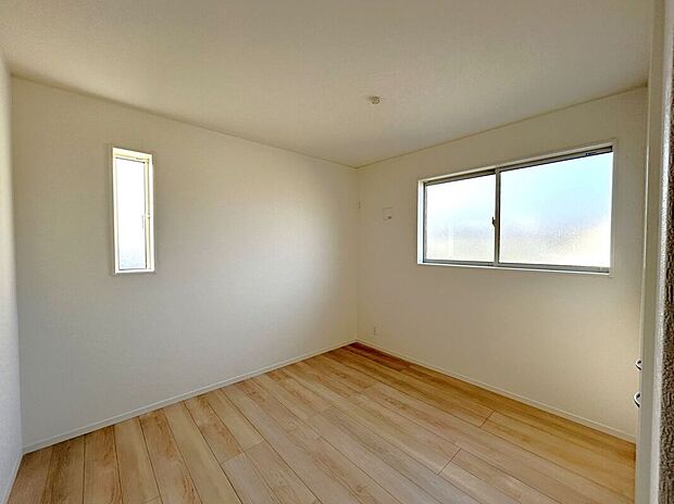 【室内】☆西側5.8帖洋室☆2面採光で明るいお部屋♪