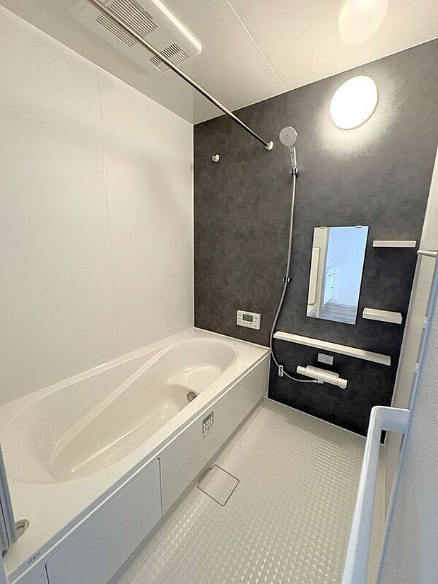 【バス】☆浴室☆1坪タイプのユニットバス♪足を伸ばしてゆったりとご入浴頂けます♪一日の疲れを癒す空間です♪