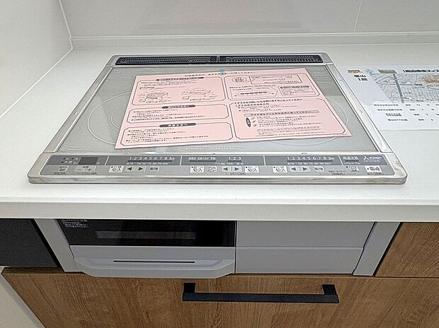 【その他設備】☆IHクッキングヒーター☆吹きこぼれのお掃除もお手入れも簡単♪綺麗なキッチンを保てるIHクッキングヒーター♪火を使わないので火事の心配も減ります♪