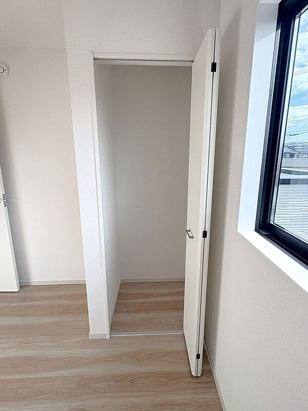 【収納】☆クローゼット(4.8帖洋室)☆奥行がありたっぷり収納できるので、お部屋がすっきり片付きます♪