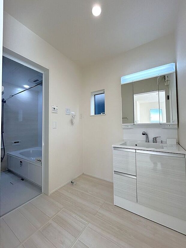 【洗面】☆洗面脱衣室☆ゆとりのある広さの洗面脱衣室♪洗面台は使い勝手の良い三面鏡仕様♪鏡裏にも収納スペースしっかり完備♪