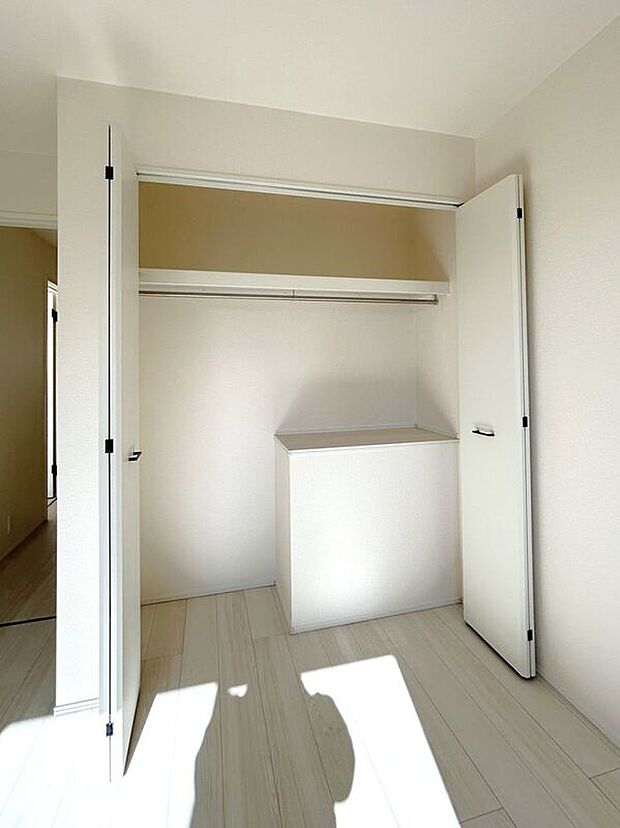【収納】☆クローゼット（南側5.2帖洋室）☆棚がついているのでスペースを無駄にすることなくたっぷり収納いただけます♪