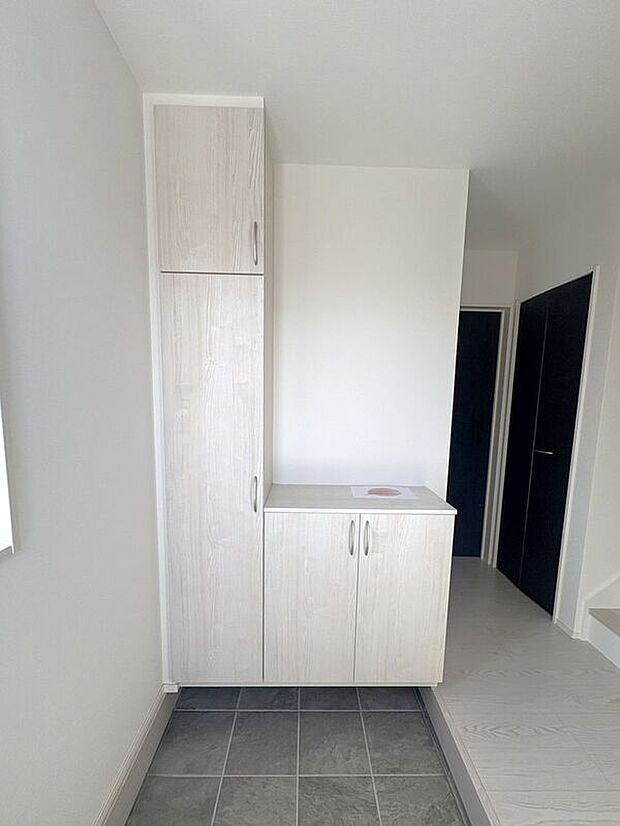 【玄関】☆シューズボックス☆飾り棚の付いたシューズボックス♪フォトフレームやお花を飾ってお洒落な玄関スペースに♪