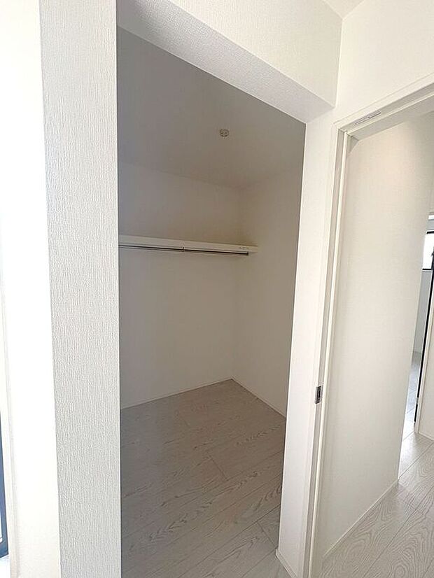 【収納】☆WIC(洋室A)☆たっぷり収納いただけるので、毎日のコーディネートが楽しくなります♪