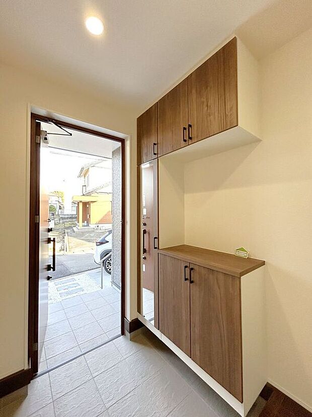 【玄関】☆シューズボックス☆飾り棚の付いたシューズボックス♪フォトフレームやお花を飾ってお洒落な玄関スペースに♪