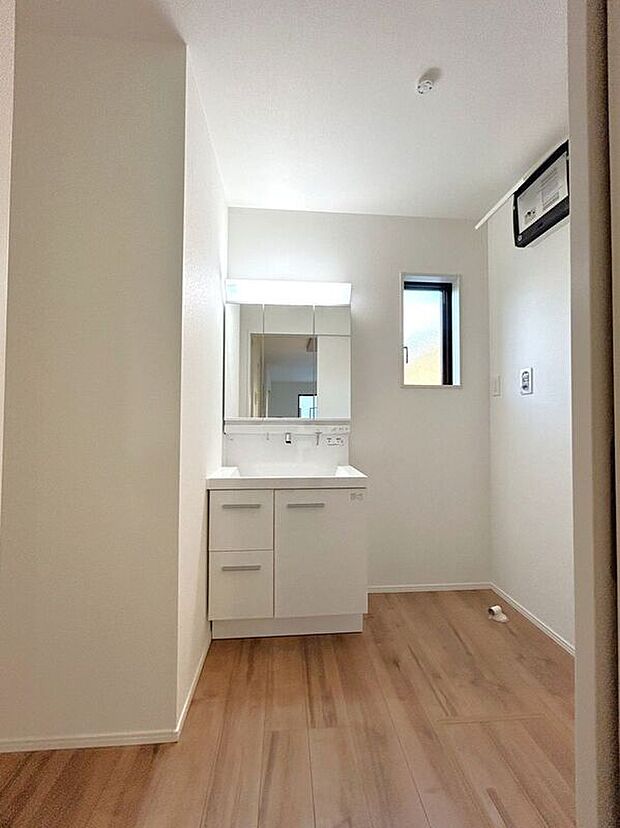 【洗面】☆洗面脱衣室☆ゆとりのある広さの洗面脱衣室♪洗面台は使い勝手の良い三面鏡仕様♪鏡裏にも収納スペースしっかり完備♪