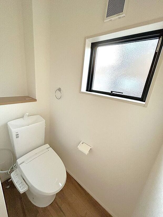 【トイレ】☆トイレ☆忙しい朝も安心の各階設置♪冬場特に重宝する温水便座機能付き♪小窓が付いているので換気もしっかり行えます♪