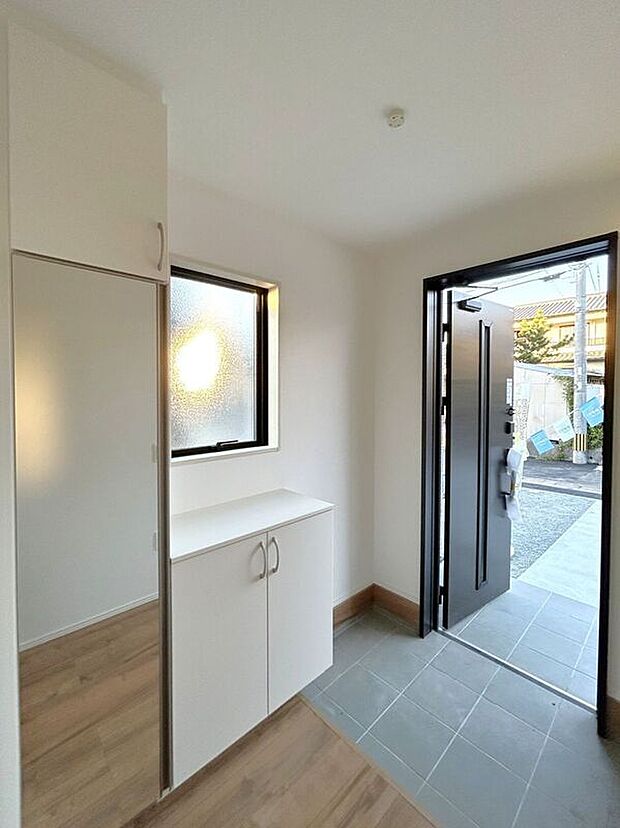 【玄関】☆シューズボックス☆飾り棚の付いたシューズボックス♪フォトフレームやお花を飾ってお洒落な玄関スペースに♪