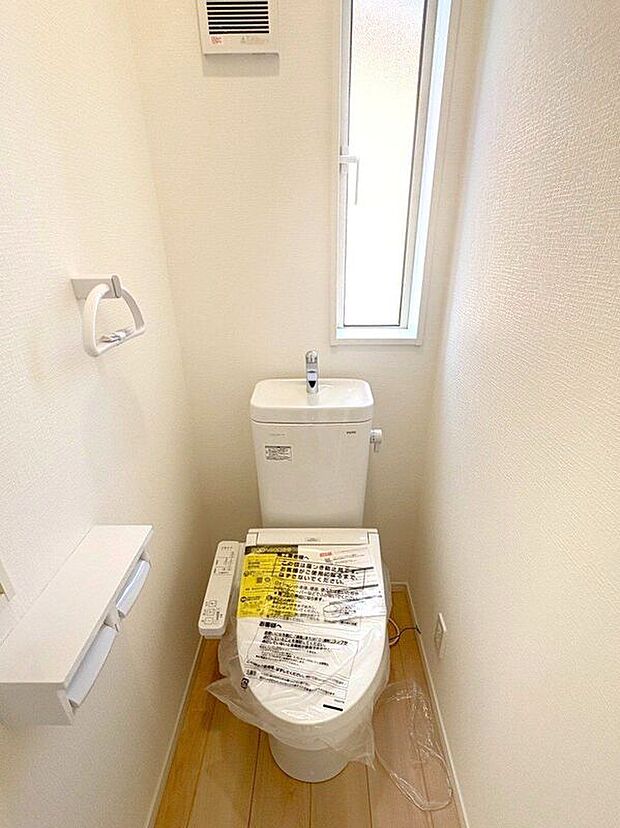 【トイレ】☆トイレ☆忙しい朝も安心の各階設置♪冬場特に重宝する温水便座機能付き♪小窓が付いているので換気もしっかり行えます♪