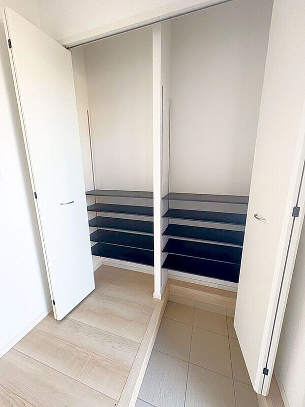 【玄関】☆シューズボックス☆高さ調節のできる便利な可動棚付き♪散らかりがちな玄関もスッキリ片付きます♪